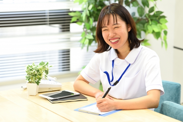 看護師としての転職活動において、職務経歴書はあなたの経歴やスキルを病院やクリニックなどの採用担当者に伝えるための非常に重要なツールです。この文書を通じて、過去の職場での経験や取り組んだプロジェクト、習得した技能などを具体的に示すことができます。そうすることで、転職成功への第一歩となり、あなたのキャリアの次のステージへと進むための架け橋になります。