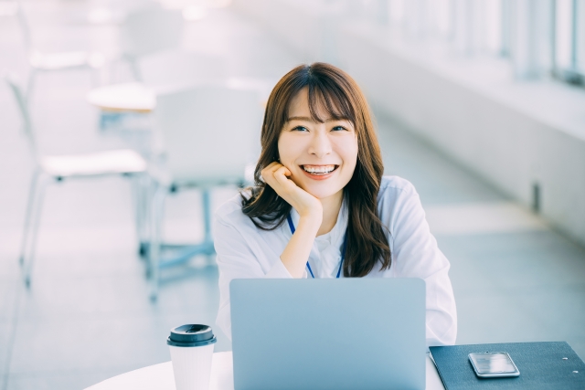 営業職は企業の成長を支える重要な役割を担っています。そのため、営業職向けの職務経歴書を作成する際には、特有のスキルや成果を如何に効果的に表現するかがカギとなります。この記事では、職務経歴書の作成におけるポイントとテクニックを営業職の視点から解説します。