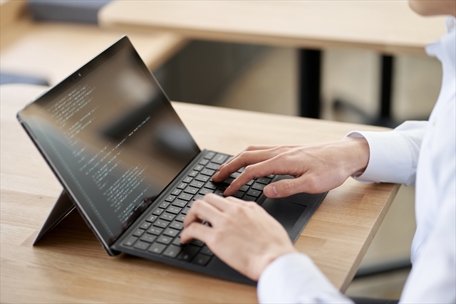 在宅勤務は、通勤時間の削減や柔軟な働き方など、多くのメリットを提供しますが、一方で集中力の維持やコミュニケーションの問題など、いくつかのデメリットも伴います。この記事では、在宅勤務の利点と欠点を詳しく解説し、自分に最適な働き方を見つけるための一助になれば幸いです。