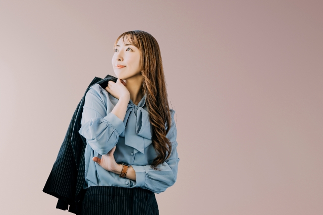 言語化能力は、ビジネススキルの中でも特に重要な要素です。思考を明確に表現し、他者とのコミュニケーションを円滑にするこの能力は、職務要約作成時にも不可欠です。では、言語化が得意な人はどのようなポイントを押さえているのでしょうか。