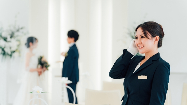 ウェディングプランナーは、顧客の夢を現実の形にする重要な一歩です。この記事では、ウェディングプランナーとして転職する際に気を付けるべきポイントを踏まえ、あなたの経歴を最大限に活かし、理想の職場を見つけるための具体的な注意点を紹介します。