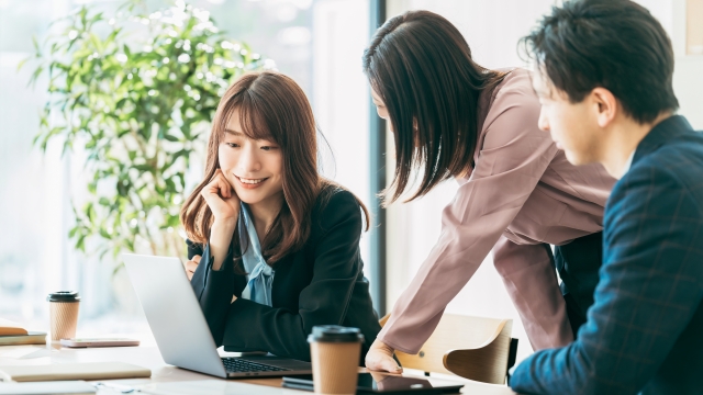 ルートセールスと聞いて、皆さんはどのようなイメージを持ちますか?一般的に、ルートセールスとは、特定の顧客ルートを定期的に訪問や連絡し、商品やサービスを販売する営業スタイルのことを指します。この職種では、信頼関係の構築や顧客管理が非常に重要とされており、営業職の中でも特に人間関係の構築能力が求められる仕事です。