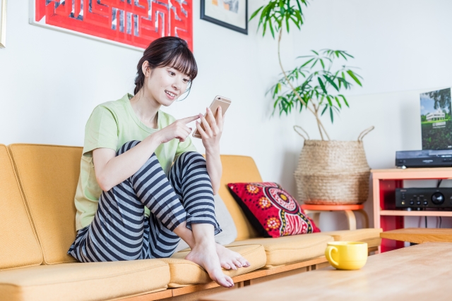 カスタマージャーニーは、顧客が商品やサービスに出会い、購入し、その後の関係を築くまでの一連の体験を指します。この概念は、顧客がどのようにしてブランドと関わり、その過程でどのような感情や印象を持つかを理解するためにビジネスにおいて重要です。今回は、カスタマージャーニーの基本と、それがビジネスに及ぼす影響について深掘りします。