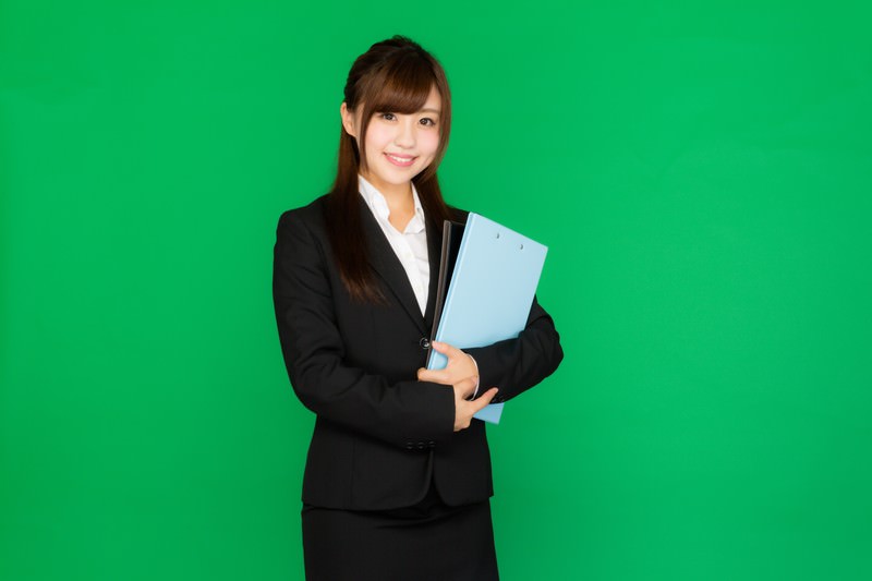 新卒の就職活動は、学生生活の集大成であり、未来のキャリアを左右する重要なプロセスです。この重圧の中で、成功への道を切り開くためには、計画的かつ戦略的なアプローチが不可欠です。この記事では、新卒の就活で気を付けるべきポイントを詳細に、かつ具体的なアドバイスを交えながら解説します。