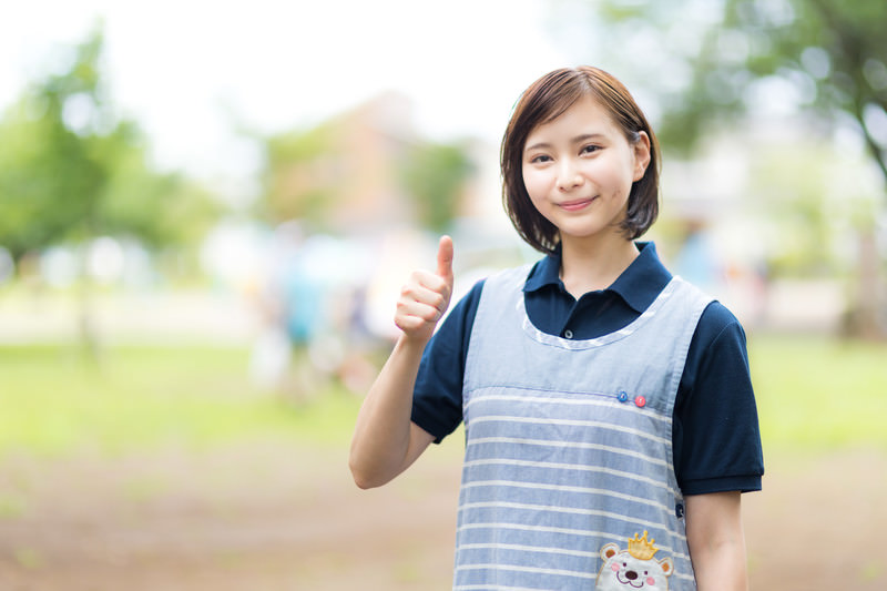 保育士としてのキャリアを積み重ねる中で、「転職」という選択を考える時があるかもしれません。しかし、転職は単に新しい職場への移動だけではなく、自身のキャリアや人生に大きな影響を与える重要な決断です。そのため、転職のタイミング一つ取り違えると、思わぬ不利益を被ることもあります。この記事では、保育士が転職に適した時期とそのサイン、そして成功の秘訣について詳しく解説します。
