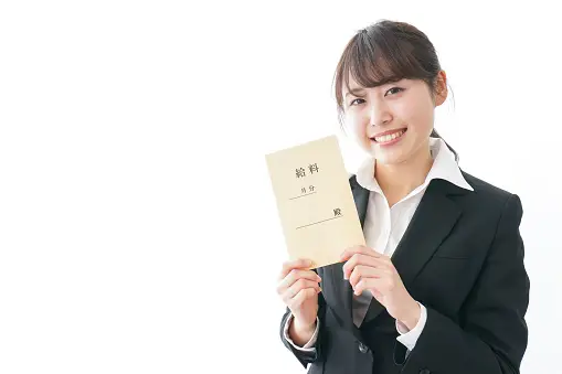 2023年、日本全国の最低賃金は顕著な変化を遂げました。全国平均最低賃金は1,004円に引き上げられ、前年の961円から43円という大幅な増加を記録しました。この変化は特に九州、東北、中国地方など24県で顕著で、中央最低賃金審議会が設定した目安額を上回る引き上げが実施されました。この引き上げにより、各地域の経済状況や労働市場の需要が反映され、日本の労働環境に大きな変化がもたらされました。最低賃金の引き上げは、労働者にとっては待望の収入増を意味し、企業にとっては新たな人件費の負担となりました。しかし、全体としては労働市場の活性化や消費の促進に寄与する重要なステップとなり得るため、この変化は注目に値します。