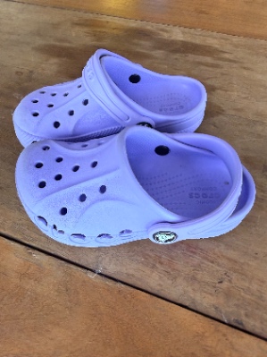 Crocs moradas talla 10 kids