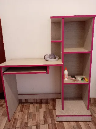 Escritorio S/. 150 - casacas niñas 6 a 10 años  S/. 15 soles pantalones S/. 15 soles