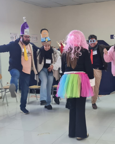 Manos construyendo con legos