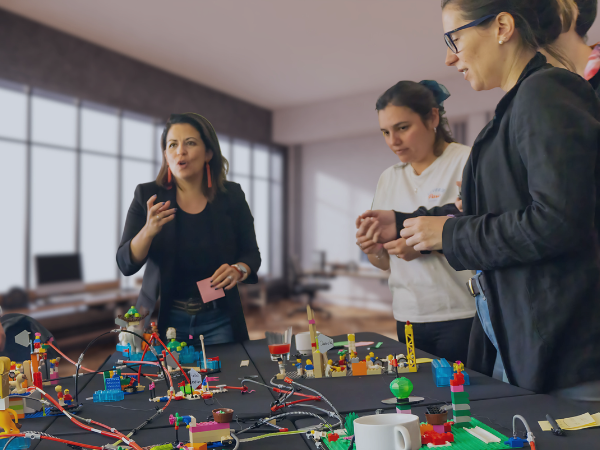 Equipo colaborando en un proyecto