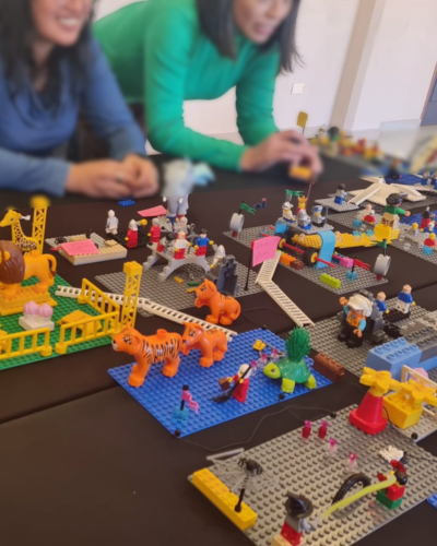 Mujeres conversando en un taller