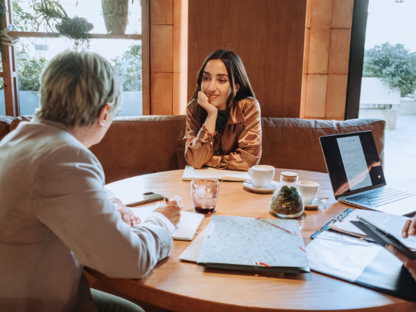 Mujeres colaborando y empoderándose mutuamente
