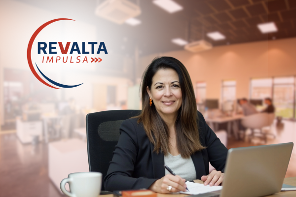 Persona celebrando un logro profesional