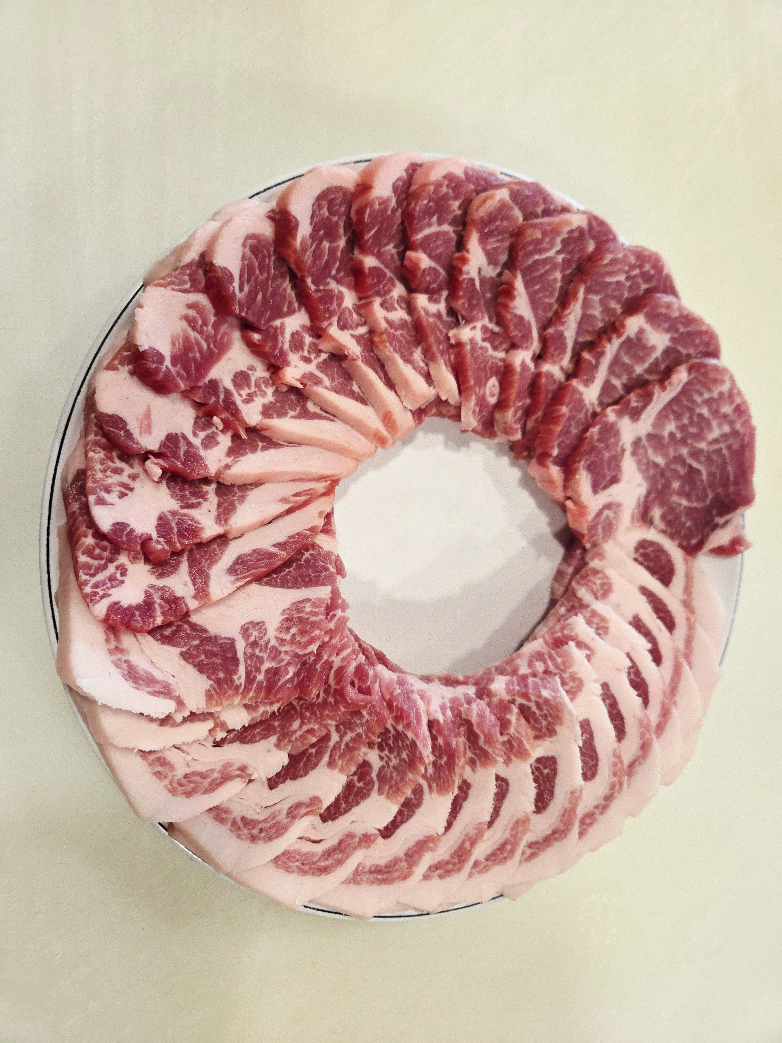 노란도야지 이공일육 이미지