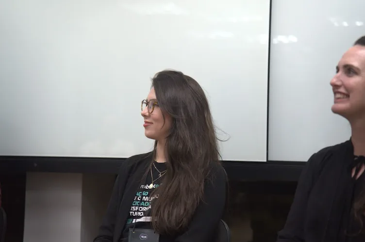 Camila B. e Cristiane Horr durante o painel do Executive Talks, sorrindo e atentas às discussões sobre inovação e transformação digital.