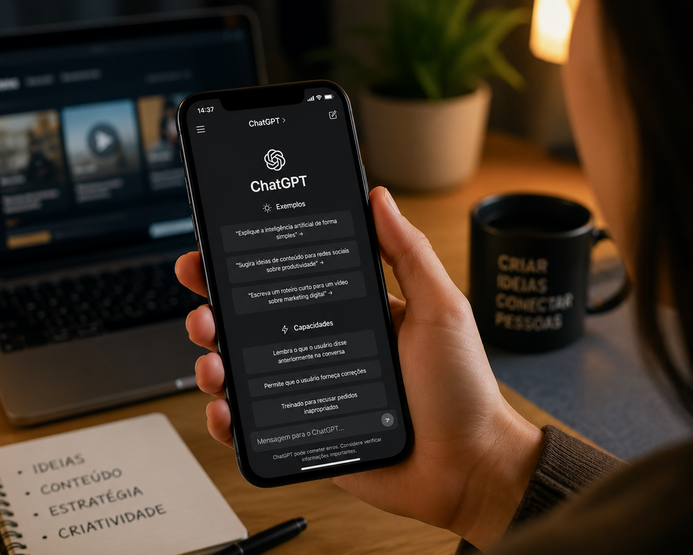 Pessoa segurando smartphone com a interface do ChatGPT aberta, representando o uso de inteligência artificial generativa na criação de conteúdos por meio de assistentes virtuais.