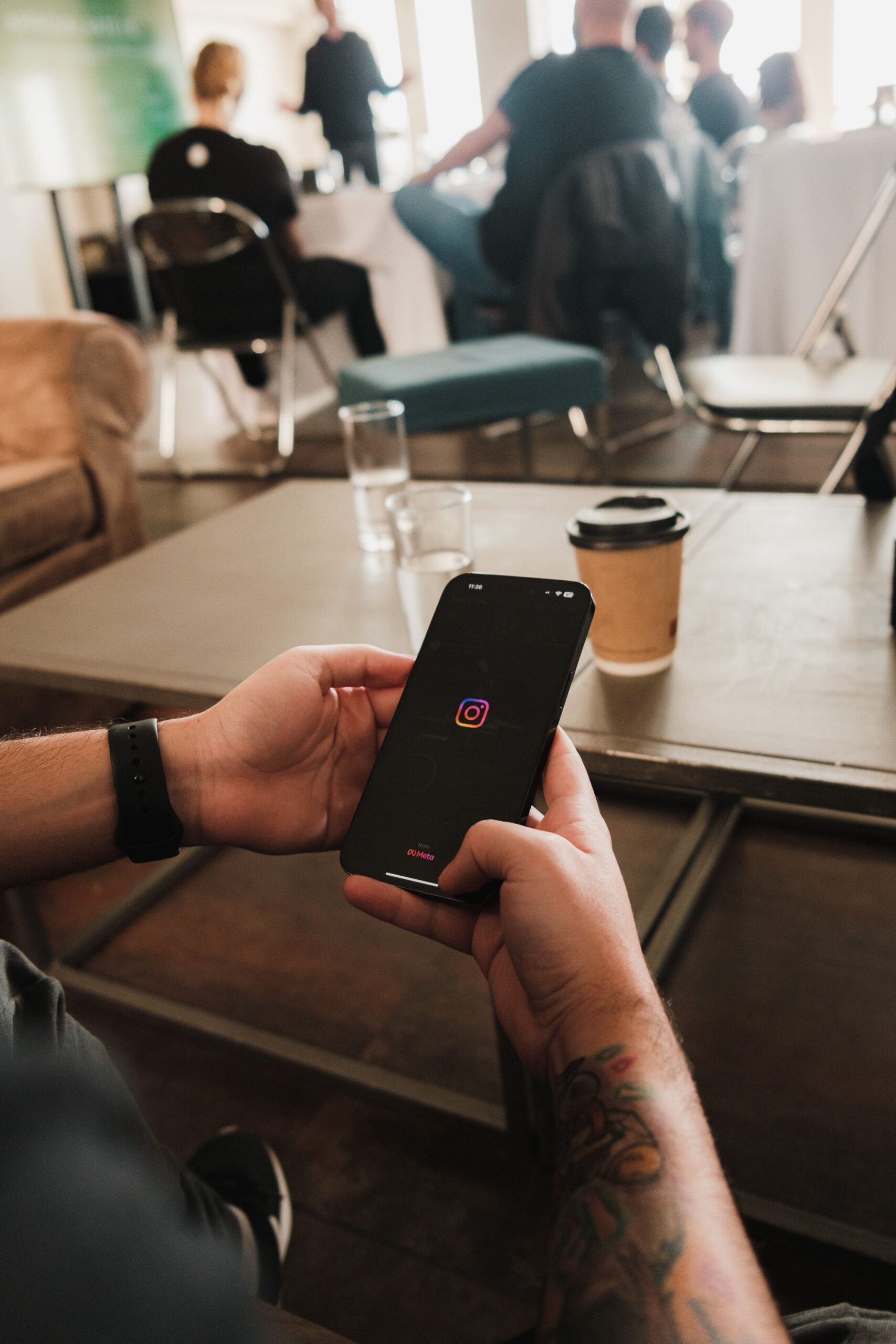 Usuário segurando smartphone na tela inicial do Instagram, refletindo sobre a importância da segurança de dados e da privacidade nas redes sociais.