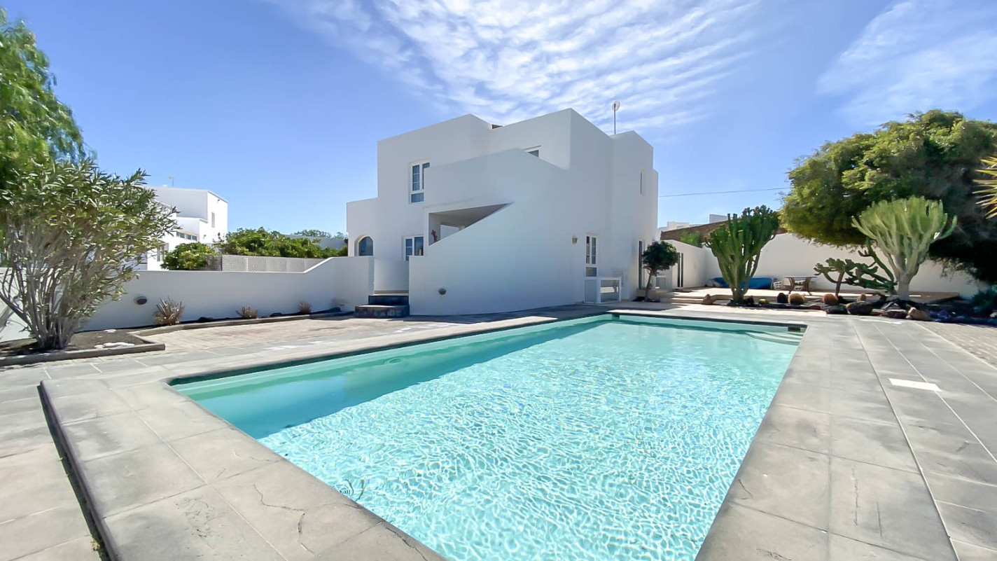 6-bed Villa in Tías – photo 1