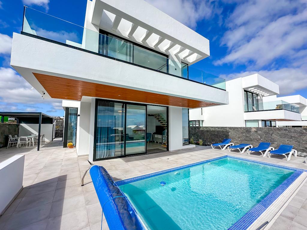 4-bed Villa in Tías – photo 1