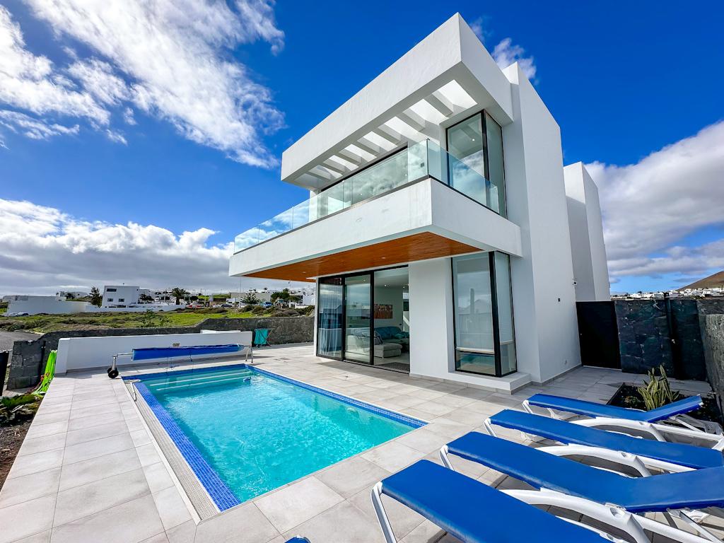 4-bed Villa in Tías – photo 4