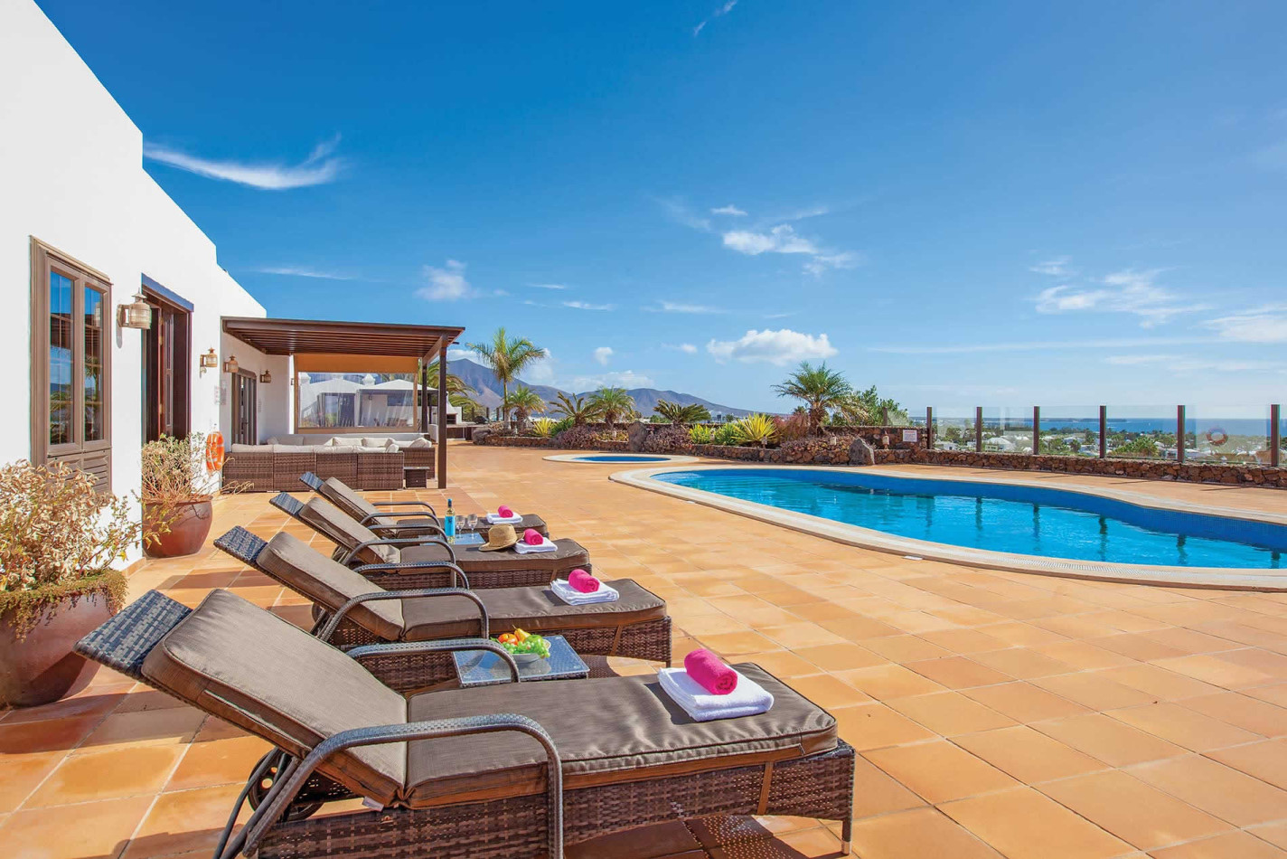 5-bed Villa in Playa Blanca – photo 1