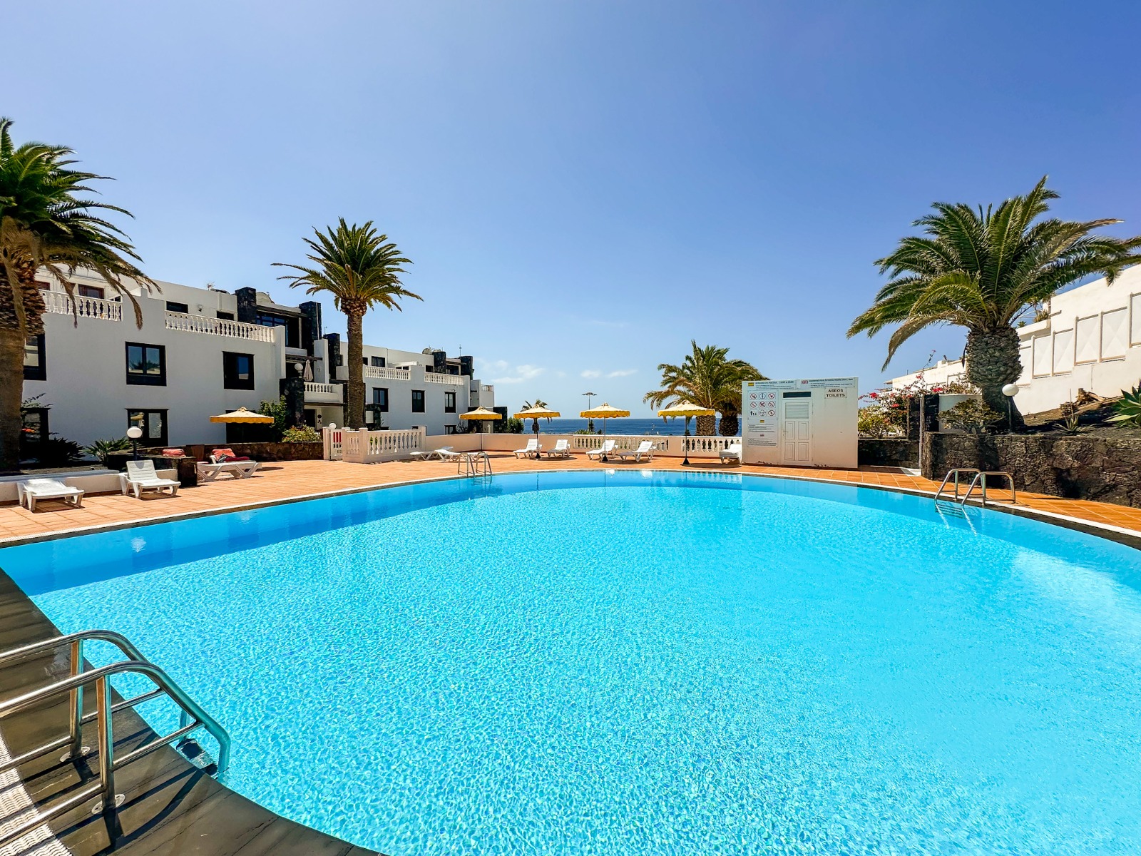 Frontline 2-bed Apartment in Puerto del Carmen – photo 1