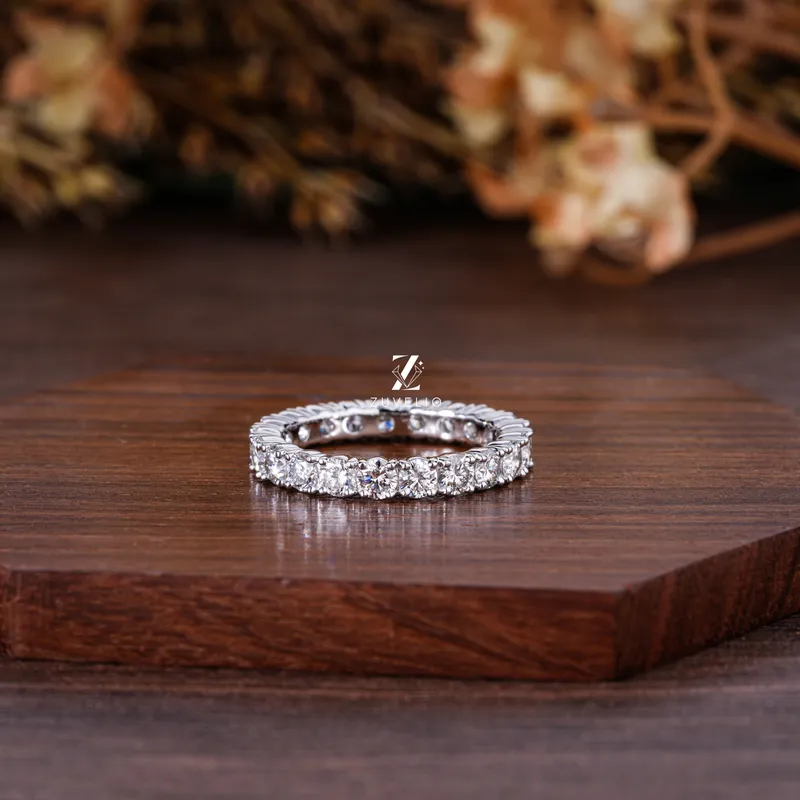 round cut engagement ring