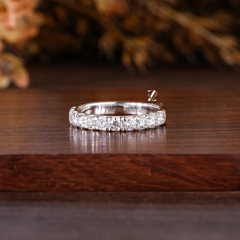 round cut engagement ring