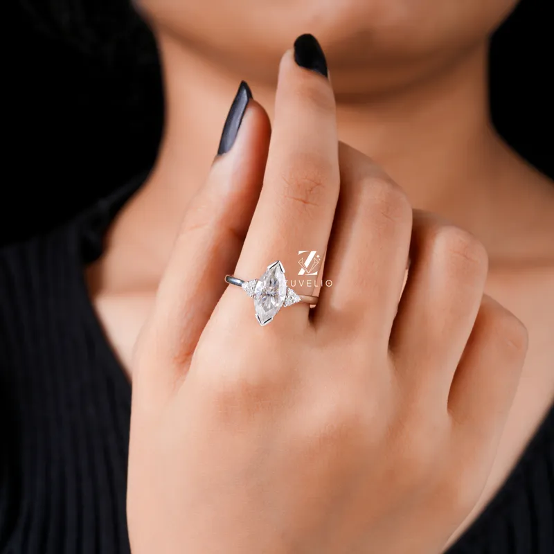 round cut engagement ring
