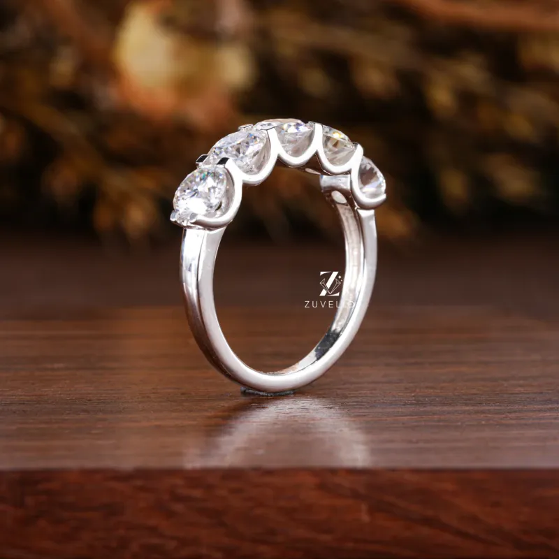 round cut engagement ring