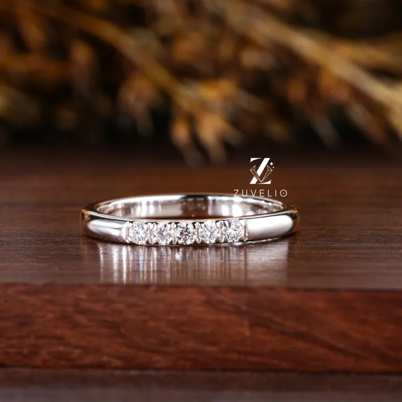 round cut engagement ring