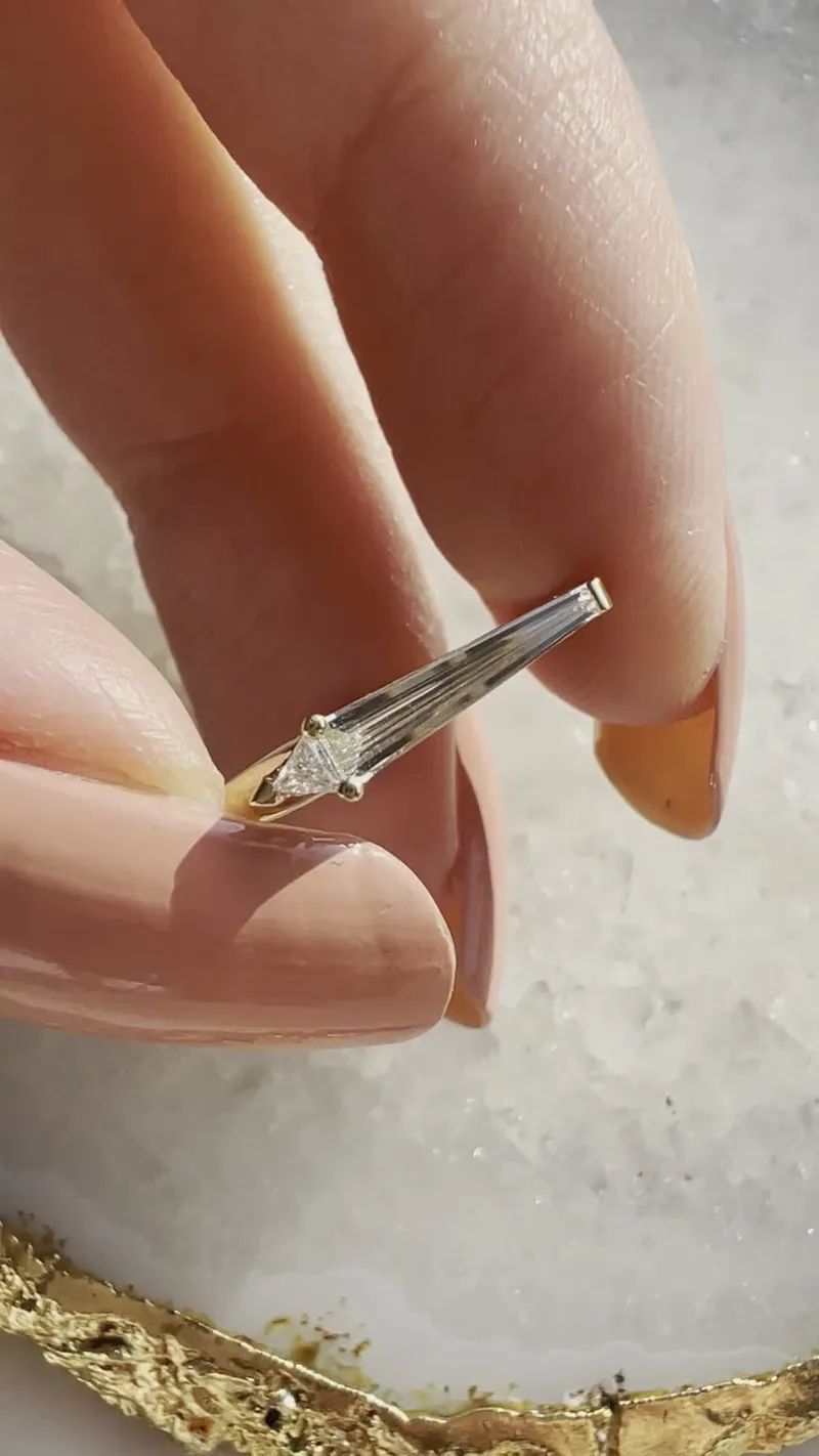 CLEMENTINE BAGUETTE DIAMOND RING vy 7