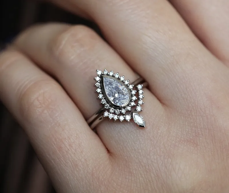 ALEXA DIAMOND RING SET WITH HALO AND MATCHING BAND vy 3