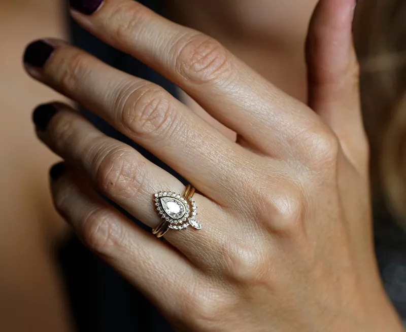 ALEXA DIAMOND RING SET WITH HALO AND MATCHING BAND vy 5