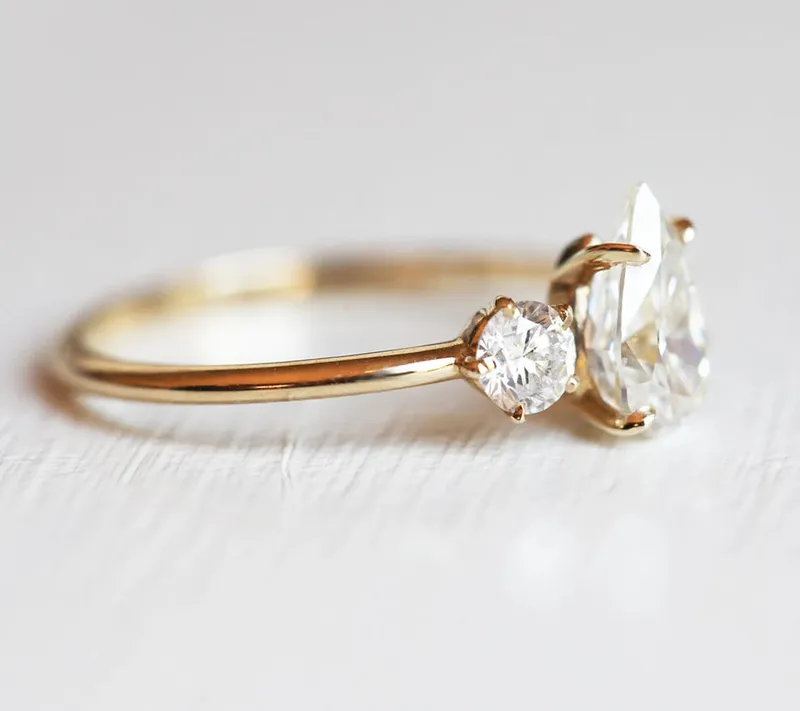 Alisa Pear Moissanite Ring vy 2