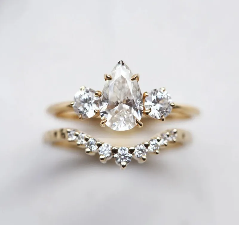 Alisa Pear Moissanite Ring vy 4