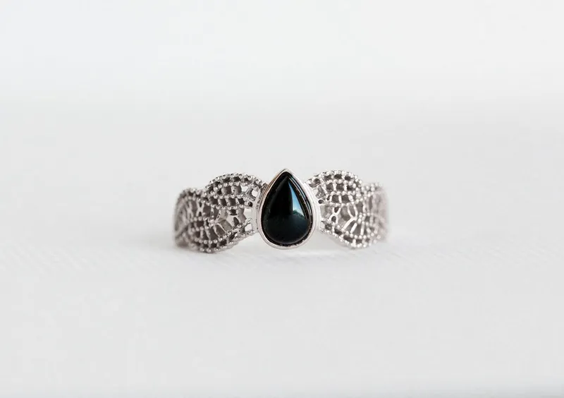 BLACK ONYX RING, GOLD Milgrain RING view 9