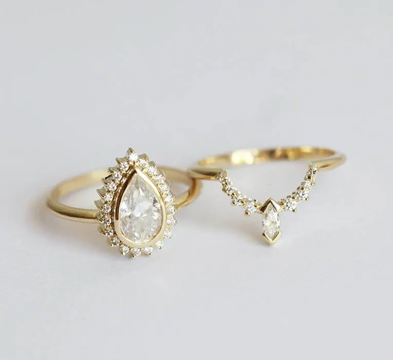 BRIDAL SET: PEAR DIAMOND RING WITH HALO & DIAMOND CROWN BAND vy 6