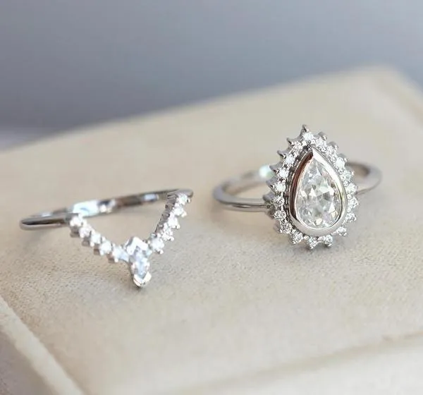 BRIDAL SET: PEAR DIAMOND RING WITH HALO & DIAMOND CROWN BAND vy 7