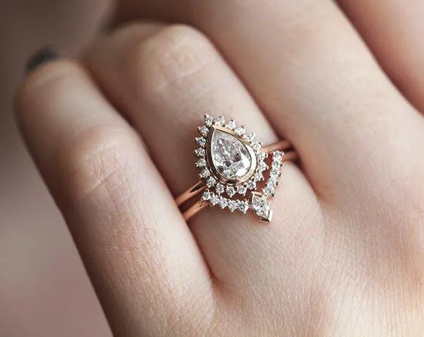 BRIDAL SET: PEAR DIAMOND RING WITH HALO & DIAMOND CROWN BAND vy 8