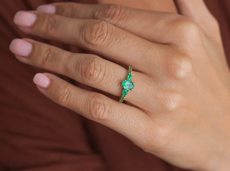 CAPRI GREEN EMERALD CLUSTER RING view 3