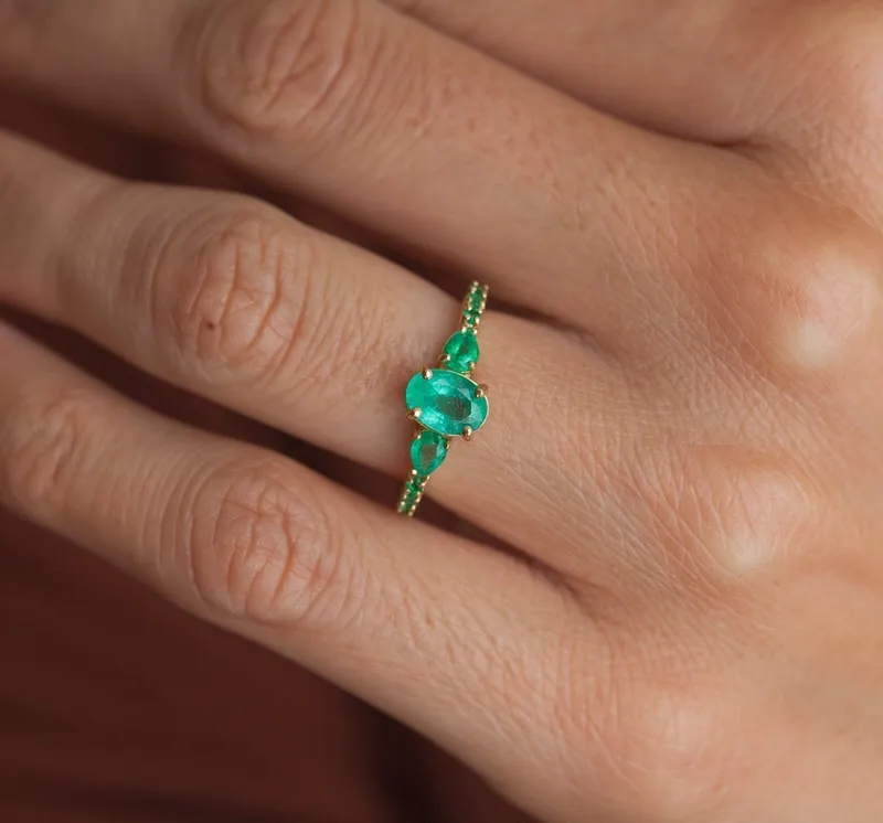 CAPRI GREEN EMERALD CLUSTER RING view 4