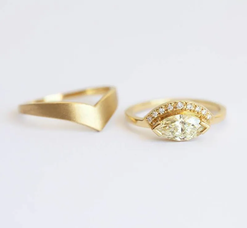 CHAMPAGNE OR WHITE DIAMOND RING WITH GOLD CHEVRON BAND vy 2