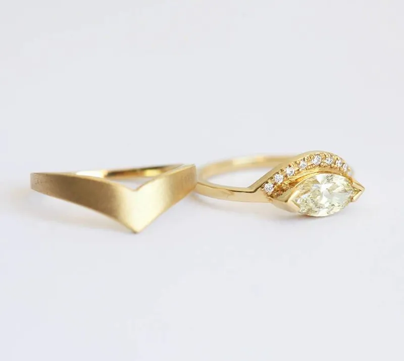 CHAMPAGNE OR WHITE DIAMOND RING WITH GOLD CHEVRON BAND vy 4