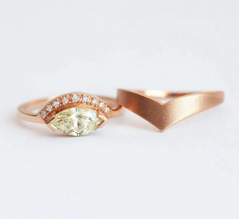 CHAMPAGNE OR WHITE DIAMOND RING WITH GOLD CHEVRON BAND vy 6