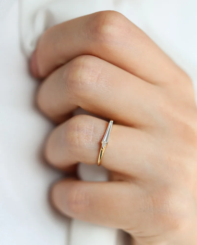 CLEMENTINE BAGUETTE DIAMOND RING vy 4