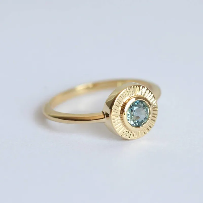 Crey Round Sapphire Ring vy 2