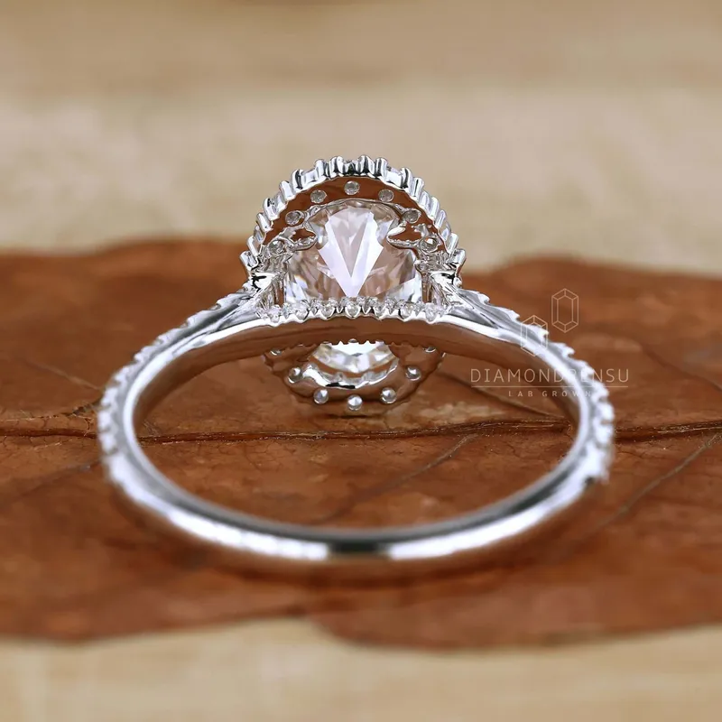 1 Carat Oval Diamond Ring with Sparkling Halo Design vy 3