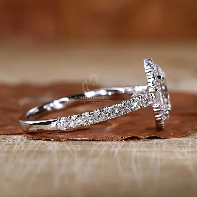 1 Carat Oval Diamond Ring with Sparkling Halo Design vy 5