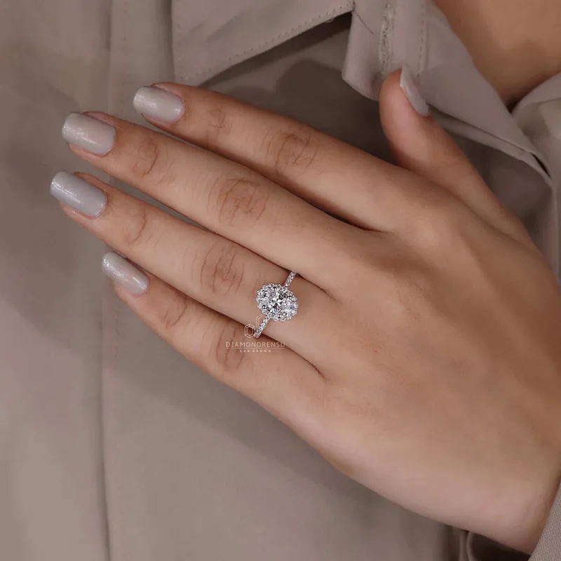 Oval Cut Lab Grown Diamond Halo Engagement Ring for Women vy 4